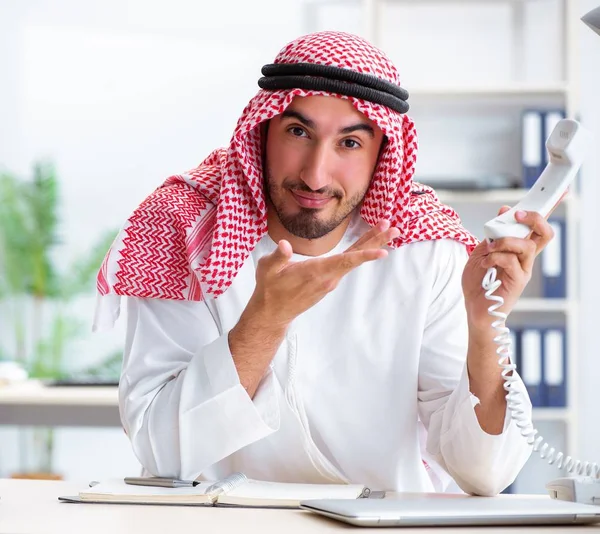 Arabischer Geschäftsmann arbeitet im Büro — Stockfoto