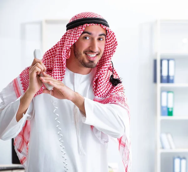 Uomo d'affari arabo che lavora in ufficio — Foto Stock