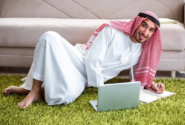 Hombre árabe trabajando en casa en su trabajo —  Fotos de Stock