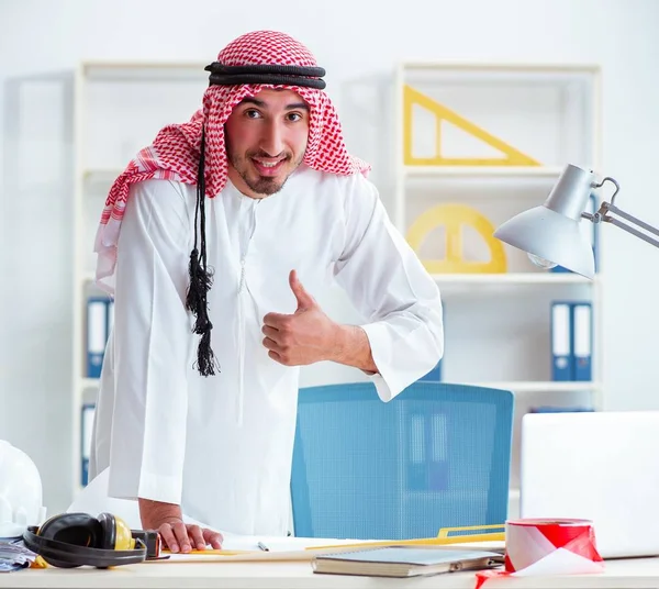 Άραβας μηχανικός που εργάζεται σε νέο έργο — Φωτογραφία Αρχείου