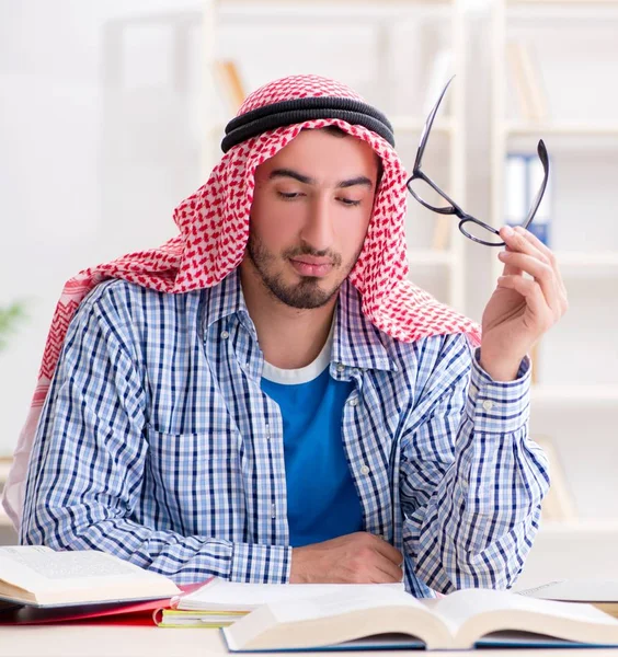 Estudante árabe se preparando para exames universitários — Fotografia de Stock