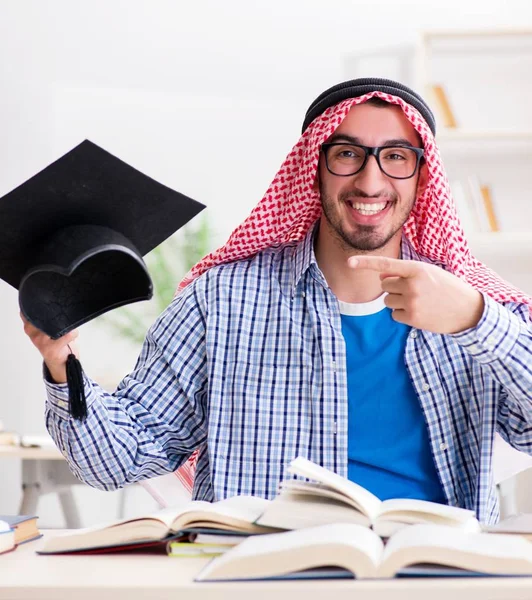 Arabische Studentin bereitet sich auf Universitätsprüfungen vor — Stockfoto