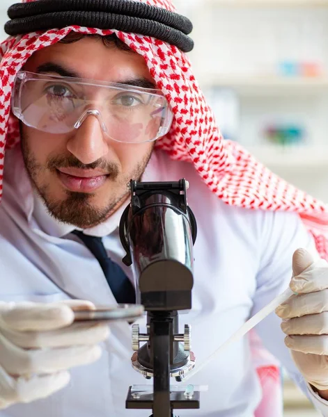 Arabský chemik pracující v laboratoři — Stock fotografie