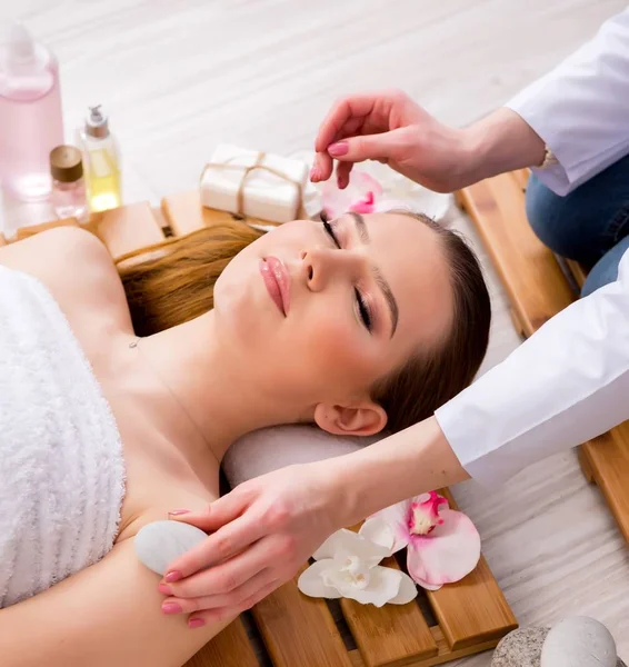 Salondaki spa prosedürü sırasında genç bir kadın.