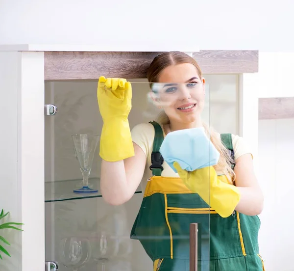 Tukang bersih-bersih profesional membersihkan perabotan apartemen — Stok Foto