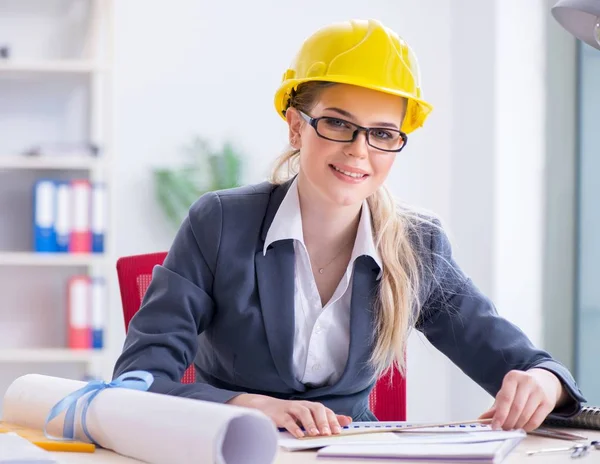 Woman architect working on the project — Stock Photo, Image