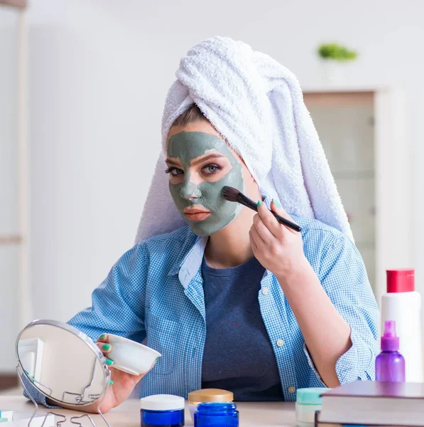 Γυναίκα εφαρμογή πηλό μάσκα με βούρτσα στο σπίτι — Φωτογραφία Αρχείου