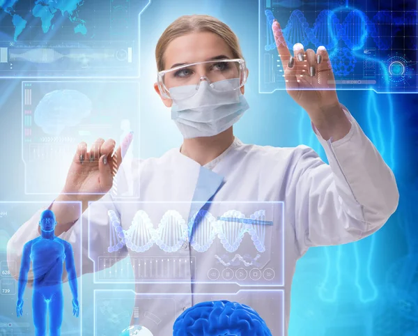 Medico donna in telemedicina concetto futuristico — Foto Stock