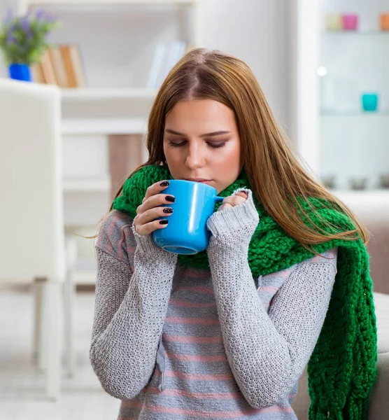 Nemocná žena trpící doma chřipkou — Stock fotografie