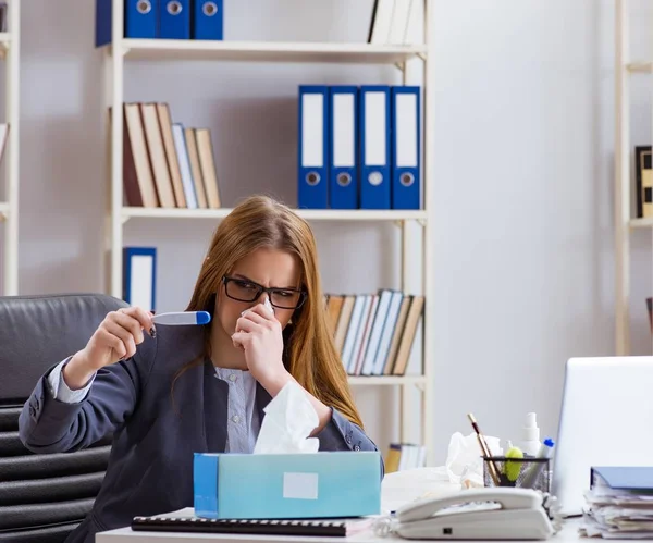 Zakenvrouw werknemer ziek in het kantoor — Stockfoto