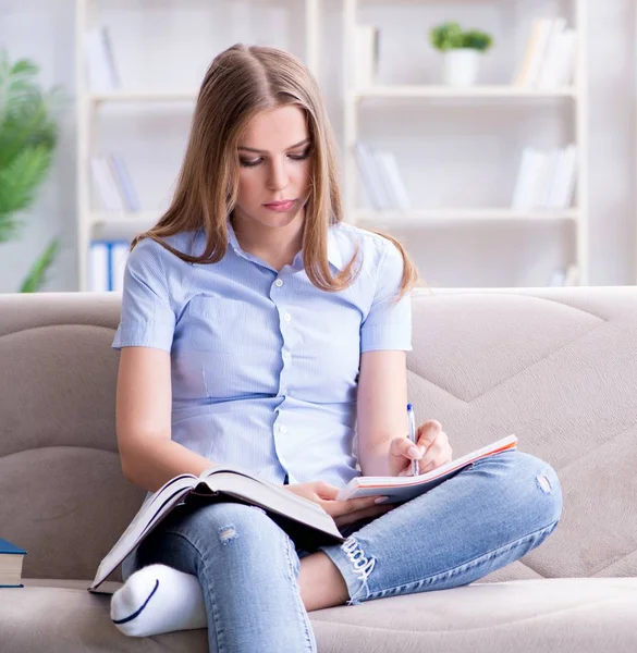 Giovane studentessa preparazione per gli esami universitari — Foto Stock