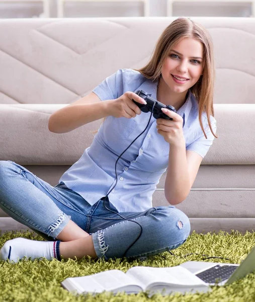 Jonge vrouwelijke student speelt spelletjes thuis — Stockfoto