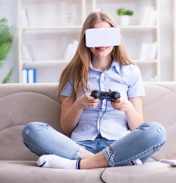 Jong meisje spelen virtual reality games — Stockfoto