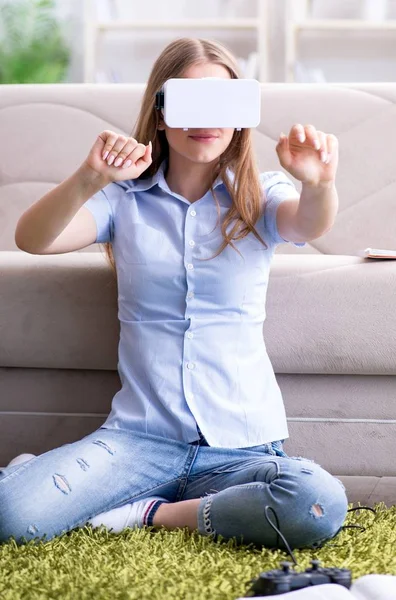 Young girl playing virtual reality games — Stock Photo, Image