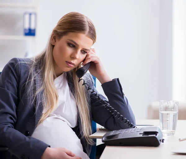 Zwangere vrouw werknemer in het kantoor — Stockfoto