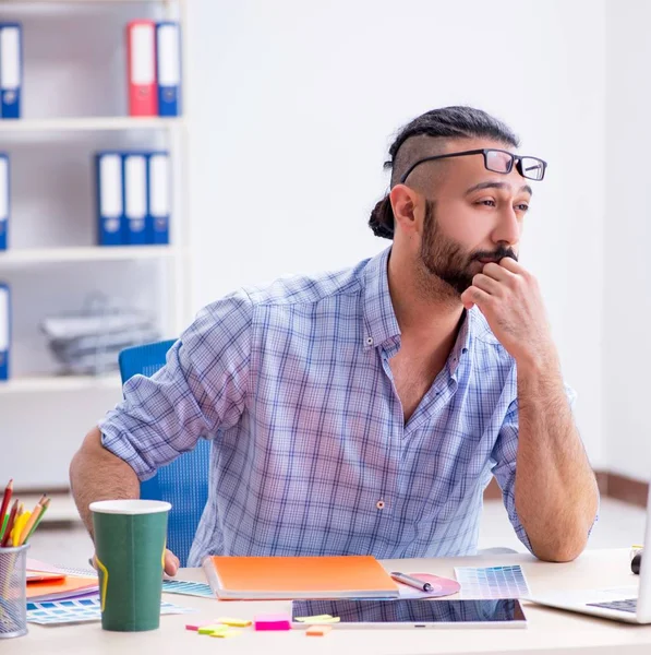 Jonge ontwerper werkt in zijn atelier aan nieuw project — Stockfoto