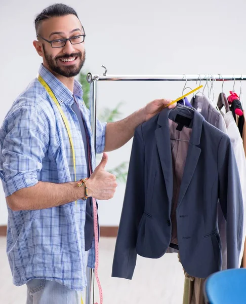 Mannelijke kleermaker aan het werk in de workshop over nieuwe ontwerpen — Stockfoto