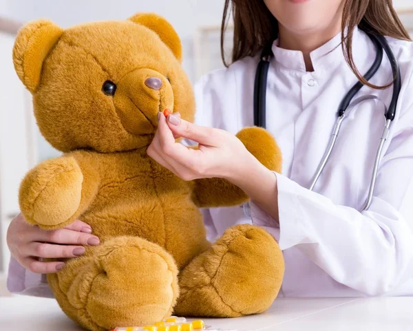 Çocuk oyuncak sağlığını kontrol ediyor — Stok fotoğraf