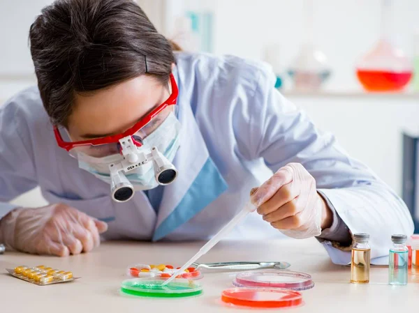 Lab assistent in drug synthese concept — Stockfoto