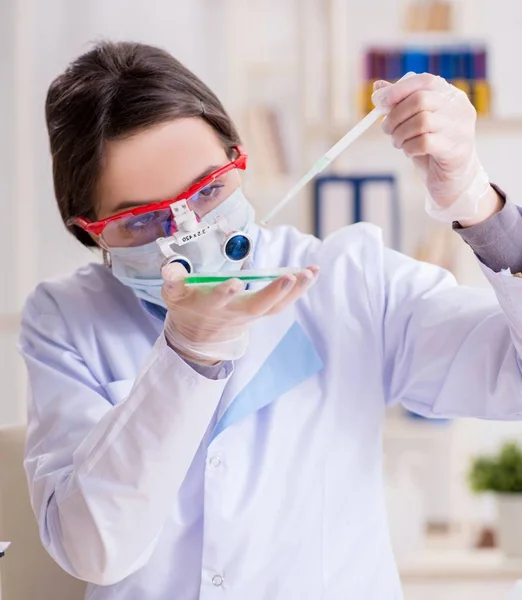 Assistente di laboratorio nel concetto di sintesi dei farmaci — Foto Stock