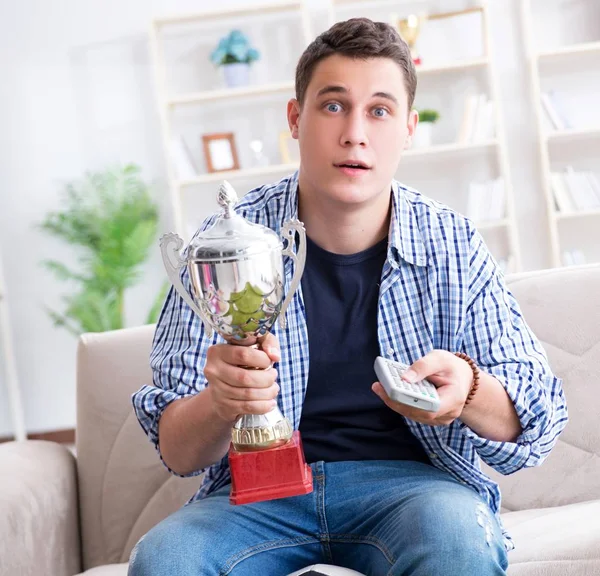 Joven estudiante viendo fútbol en casa —  Fotos de Stock