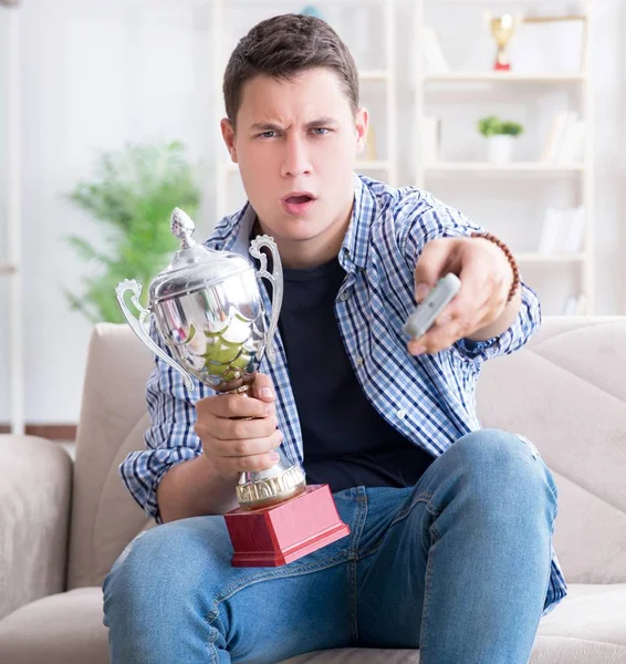 Junger Mann schaut zu Hause Fußball — Stockfoto