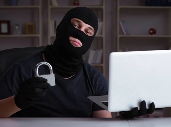 Hacker piratería informática tarde en la noche — Foto de Stock