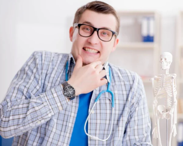 Estudiante de medicina estudiando esqueleto en el aula durante la conferencia —  Fotos de Stock