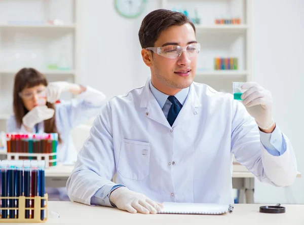 Dos químicos trabajando en experimentos de laboratorio —  Fotos de Stock