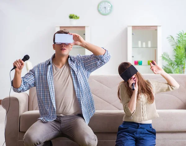 Par de karaoke cantando com óculos de realidade virtual — Fotografia de Stock