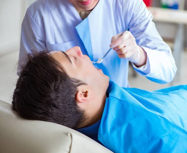 Woman dentist doctor with male patient in hospital — Stock Photo, Image