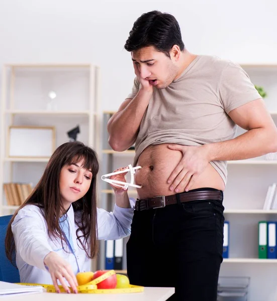 Médico nutricionista dando conselhos para paciente com sobrepeso de gordura — Fotografia de Stock