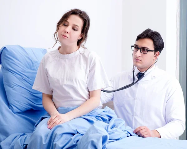Lekarz odwiedzający pacjenta w pokoju szpitalnym — Zdjęcie stockowe