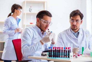 Laboratuvarda çalışan kimyagerler.