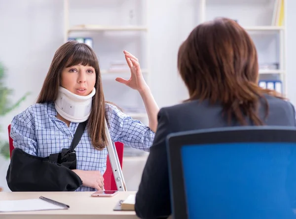 Verletzter Mitarbeiter sucht Anwalt auf, um sich über Versicherung beraten zu lassen — Stockfoto