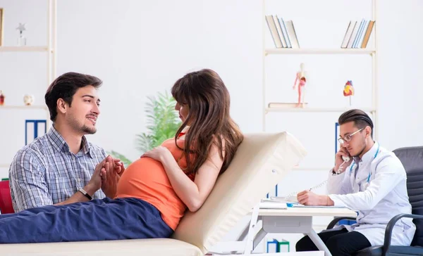 남편 과 함께 진료소에서 의사를 방문하는 임신 한 여자 — 스톡 사진