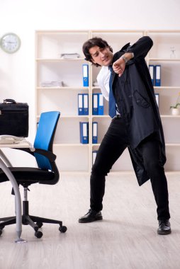 Ofisteki genç erkek çalışanın zaman yönetimi kavramı