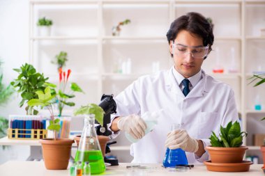 Laboratuarda çalışan biyoteknoloji kimyager