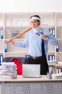 Ofiste çalışan erkek genç yaralı