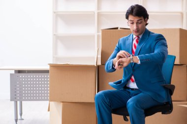 Genç yakışıklı işadamı yeni iş yerine taşınıyor.