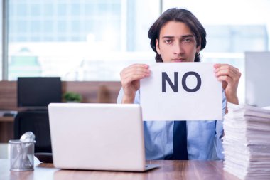 Genç çalışan aşırı işten memnun değil.