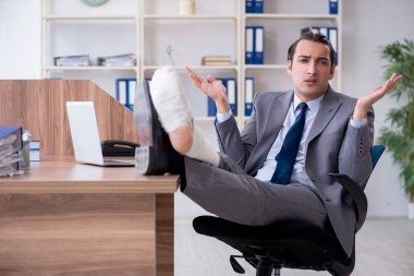 Ofiste bacağı yaralı bir erkek çalışan var.