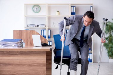 Ofiste bacağı yaralı bir erkek çalışan var.