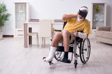 Evde kazadan sonra iyileşen genç adam.