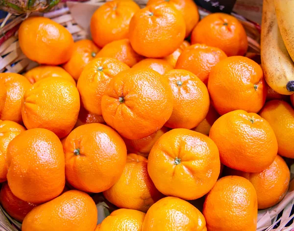 Citrusové plody v stánku na trhu — Stock fotografie