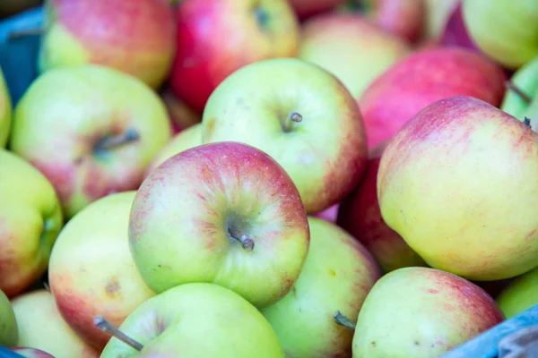 Manzanas en el puesto de exhibición del mercado — Foto de Stock