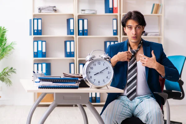 Werknemer die direct uit bed komt werken — Stockfoto