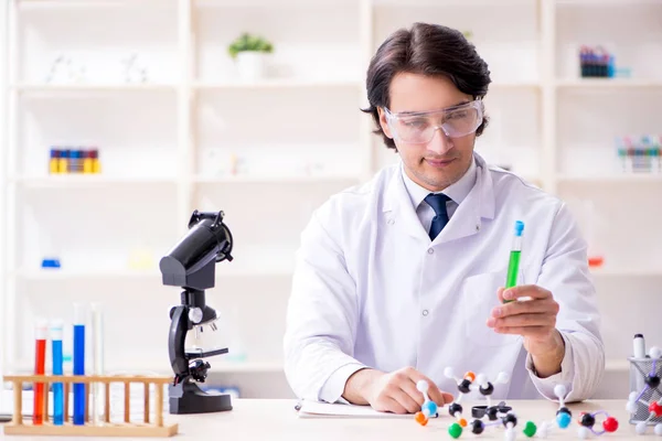 Joven científico masculino trabajando en el laboratorio — Foto de Stock