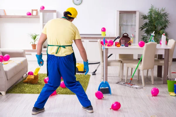 Junge männliche Bauunternehmer erledigen Hausarbeit nach Party — Stockfoto