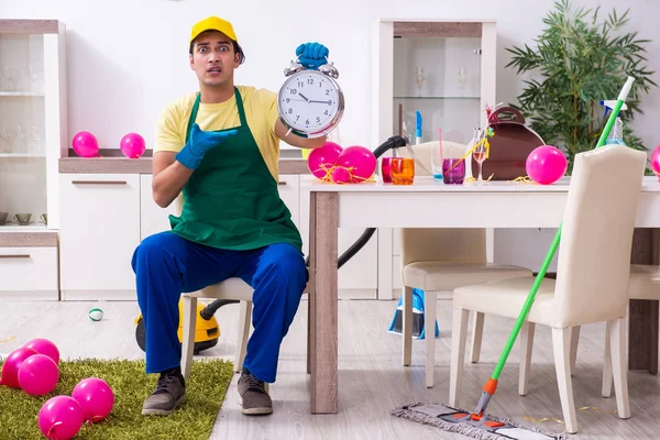 Giovane appaltatore maschile che fa lavori domestici dopo la festa — Foto Stock